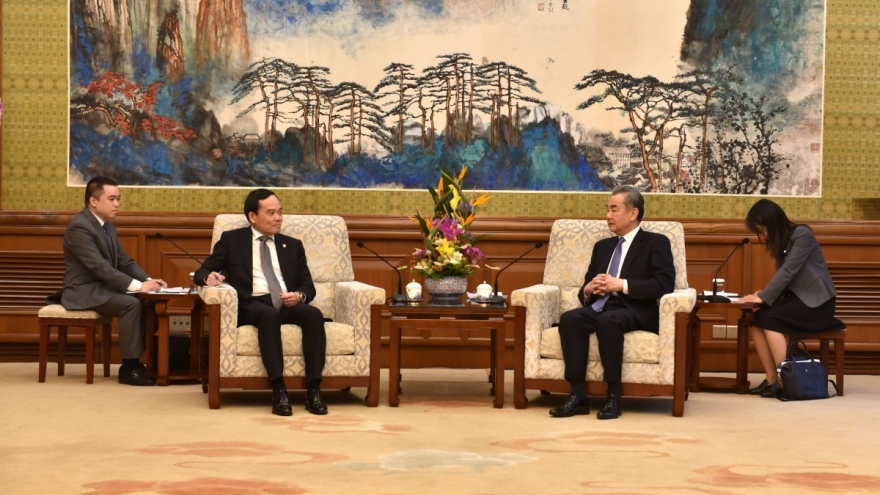 Deputy PM Tran Luu Quang meets with Chinese FM Wang Yi